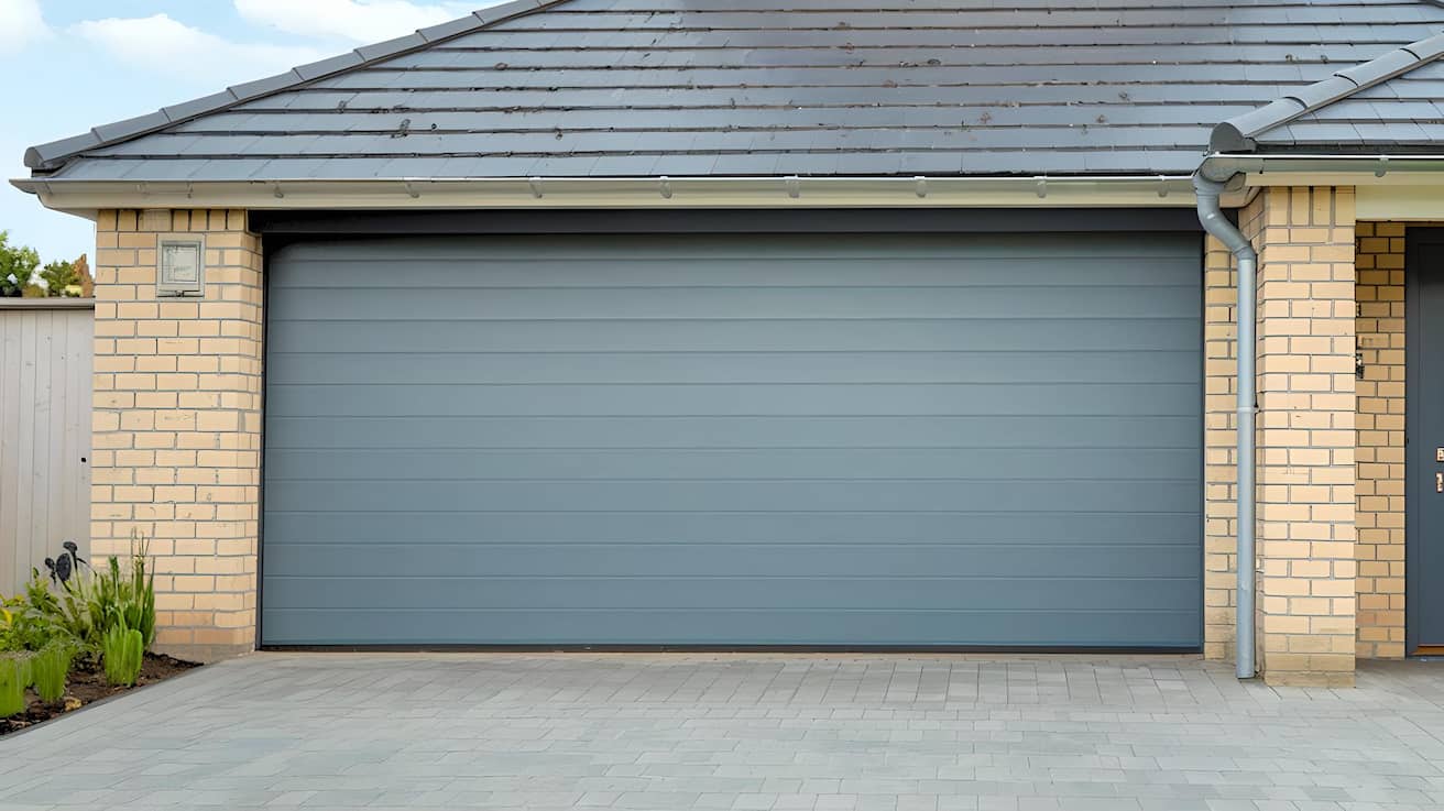 Porte de garage enroulable aluminium : pratique, esthétique & personnalisable