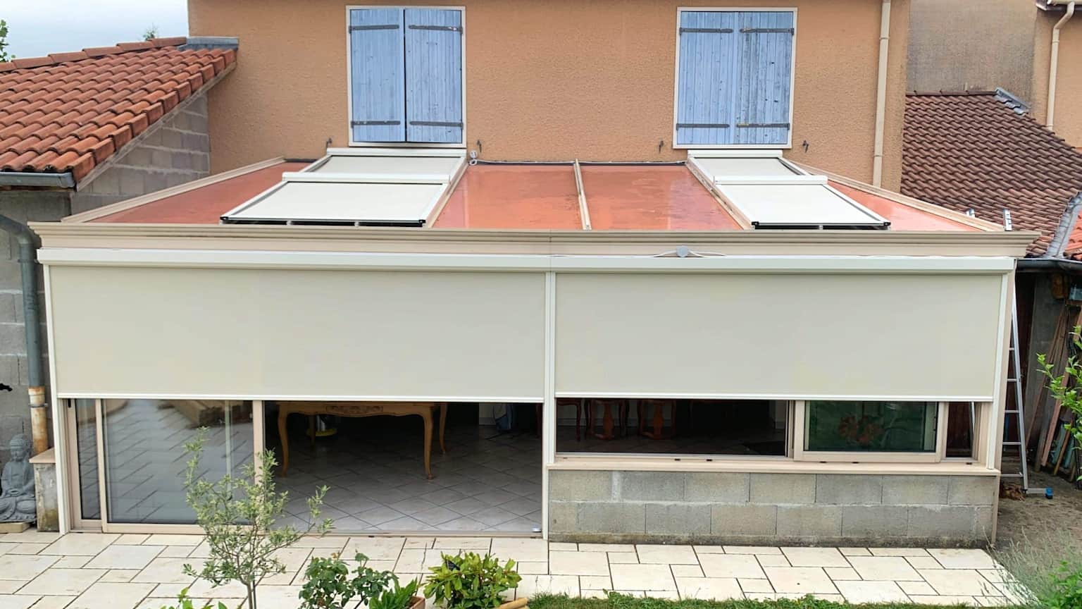 Stores anti-chaleur pour véranda à Genas : stores ZIP et toiture